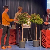 Raad 9 november 2021 Overhandigen 2 bomen.jpg